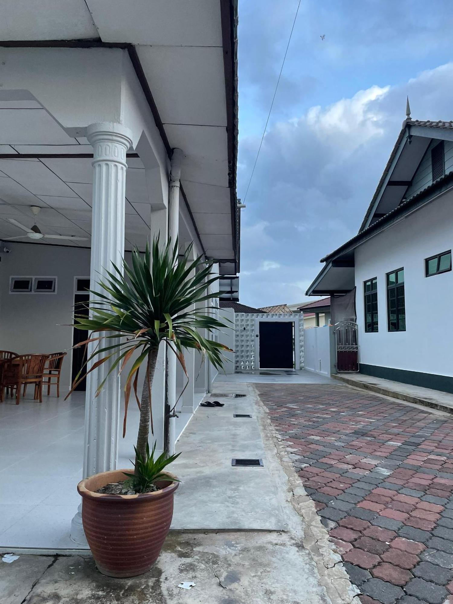 Home In Terengganu With Private Pool Куала-Тренгану Экстерьер фото